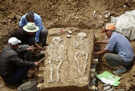 are people buried in the great wall of china